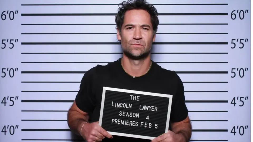 El actor interpreta al abogado Mickey Haller en la serie de Netflix "The Lincoln Lawyer". / @manu_rulfo
