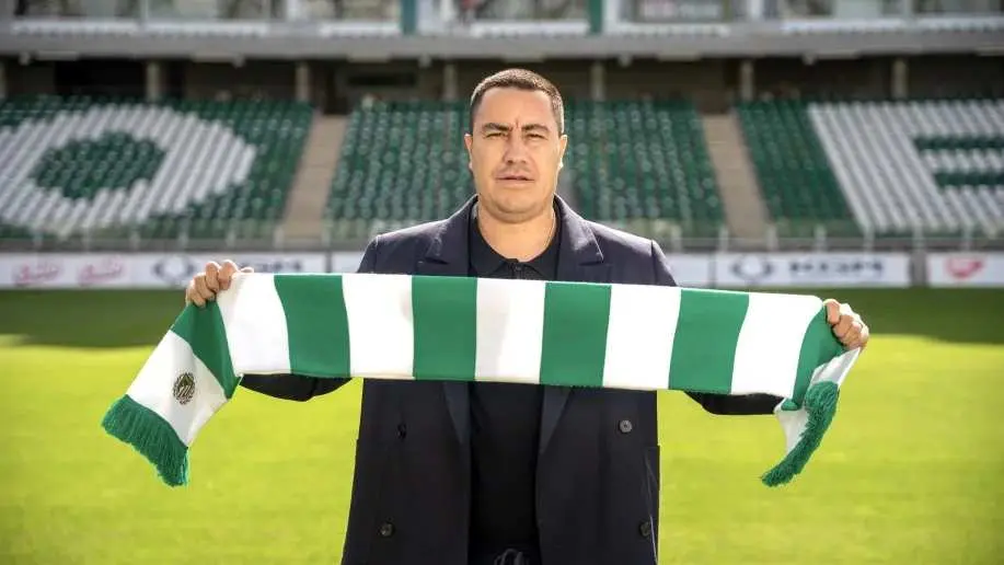 Efraín Juárez en su presentación con su nuevo técnico | eto.hu