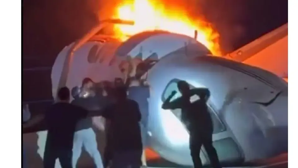 La aeronave impactó un automóvil que circulaba por la autopista durante la emergencia./ Captura de pantalla