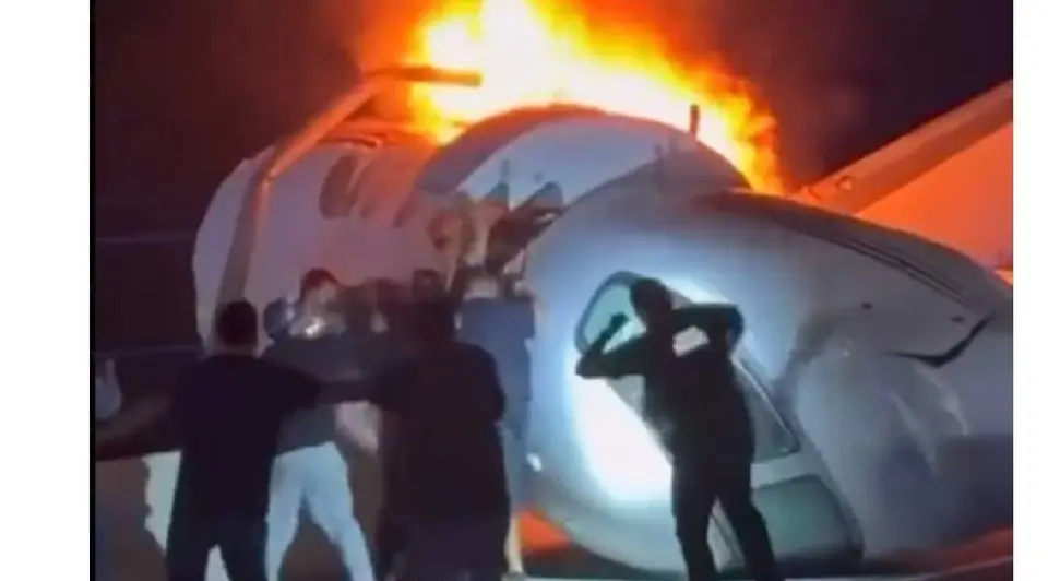 La aeronave impactó un automóvil que circulaba por la autopista durante la emergencia./ Captura de pantalla