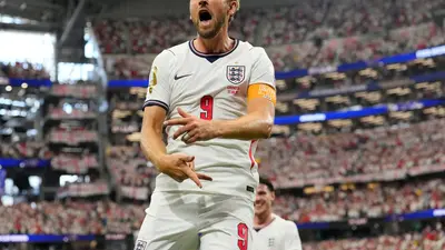 Harry Kane celebra la victoria ante Croacia y agradece el apoyo de la afición