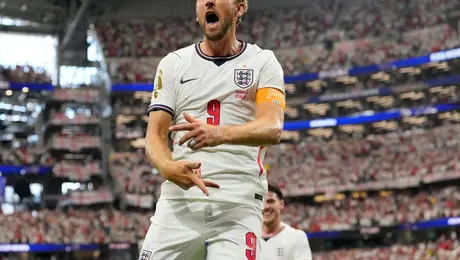 Harry Kane celebra la victoria ante Croacia y agradece el apoyo de la afición