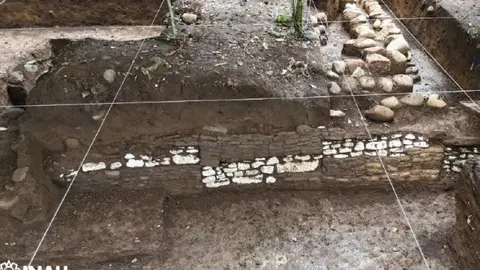 Se hallaron vestigios culturales de temporalidad prehispánica, entre ellos edificaciones de carácter cívico-ceremonial / INAH