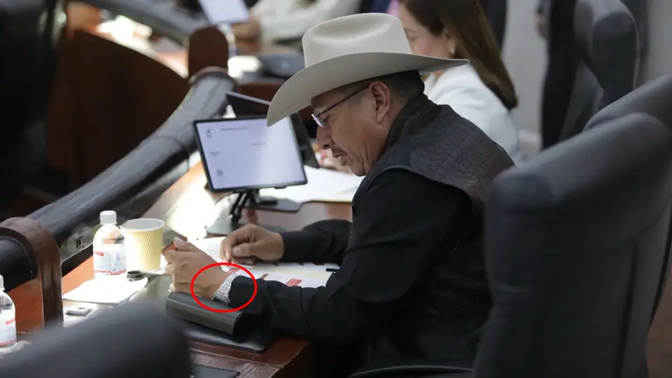 Zavala González asegura que gracias a que es empresario pudo comprar su reloj / Redes Sociales