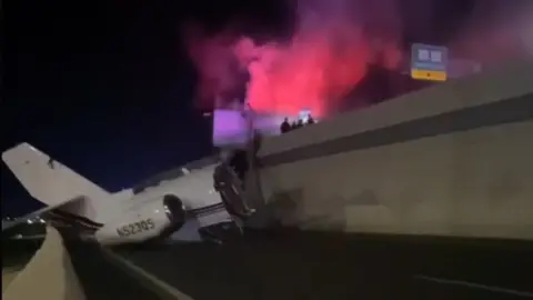 El avión privado se desplomó sobre el Loop 20 de Laredo, Texas, después de despegar del Aeropuerto Internacional de Los Cabos./ Captura de pantalla