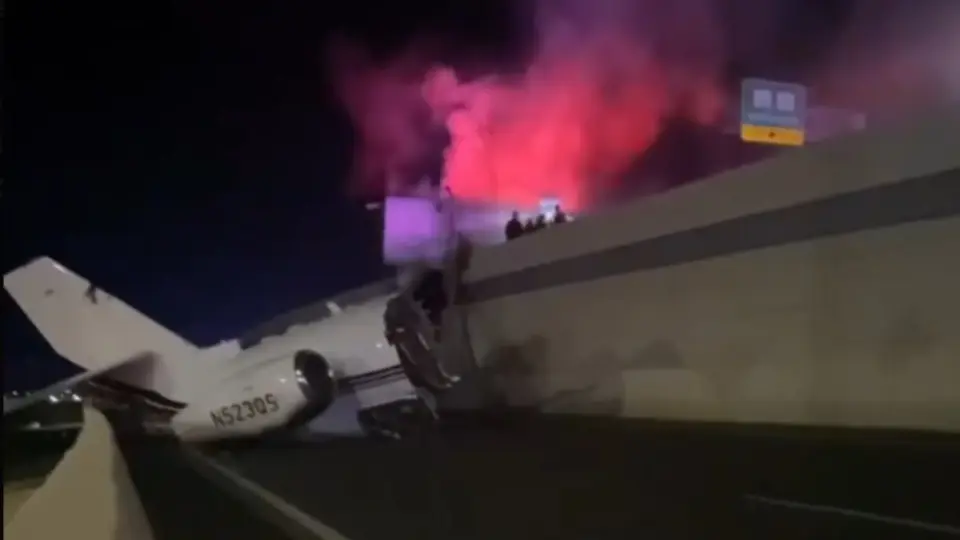 El avión privado se desplomó sobre el Loop 20 de Laredo, Texas, después de despegar del Aeropuerto Internacional de Los Cabos./ Captura de pantalla