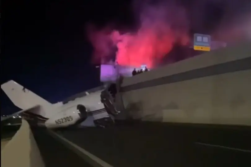 El avión privado se desplomó sobre el Loop 20 de Laredo, Texas, después de despegar del Aeropuerto Internacional de Los Cabos./ Captura de pantalla