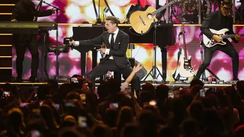 Según el reporte, la evolución de Luis Miguel tras la cirugía ha sido favorable y se mantiene bajo supervisión especializada./ AP