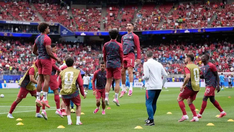 Cristiano Ronaldo en calentamiento con la Selección de Portugal | AP