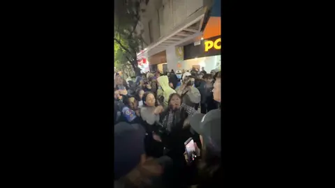 Varias mujeres fueron las primeras en comenzar con las agresiones a gente de la alcaldesa / Especial