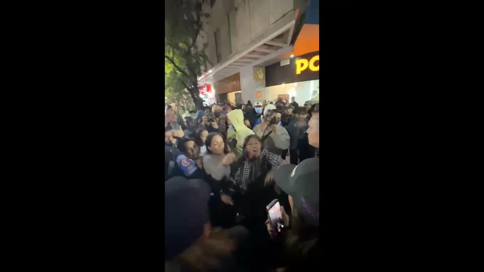 Varias mujeres fueron las primeras en comenzar con las agresiones a gente de la alcaldesa / Especial