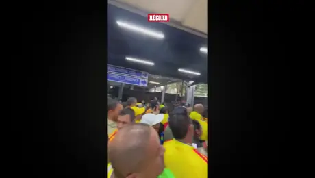 Afición de Colombia invade el tren ligero de la CDMX