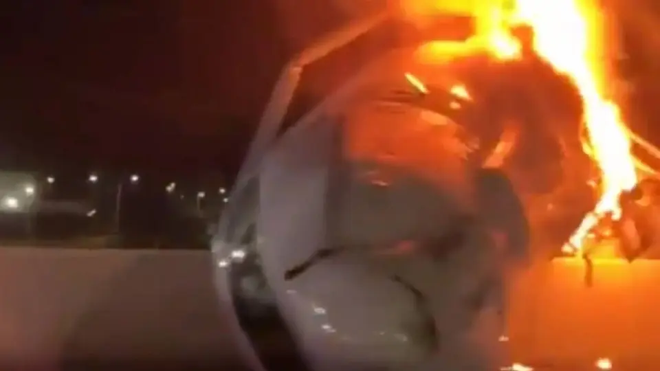 VIDEO: Avión que salió de Los Cabos se estrella en autopista de Texas; deja un muerto y cinco heridos