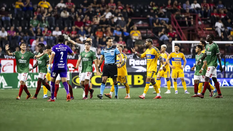 Rodrigo Aguirre se fue expulsado por ofender y taparse la boca | IMAGO7
