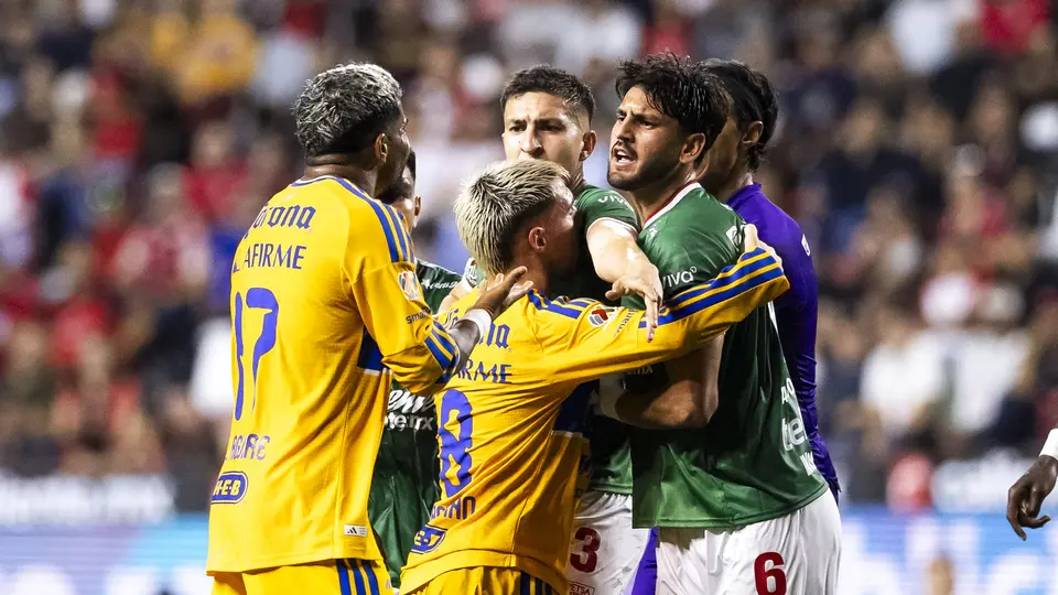 Rodrigo Aguirre discutió con Jesús Gómez en el Xolos vs Tigres de Jornada 1 | IMAGO7