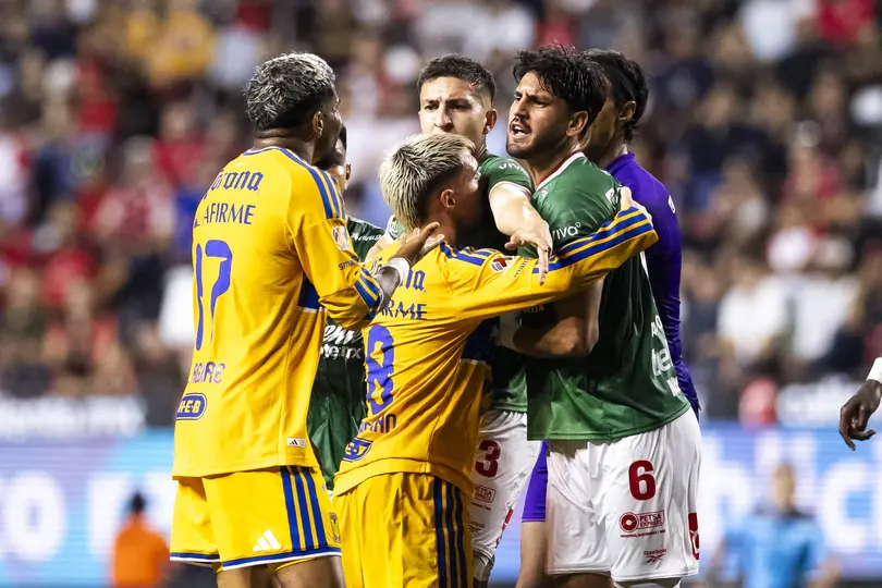 Rodrigo Aguirre discutió con Jesús Gómez en el Xolos vs Tigres de Jornada 1 | IMAGO7