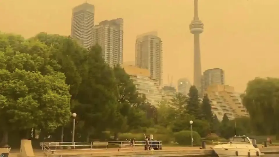 La baja visibilidad y el cielo cubierto por humo fueron parte del panorama en Nueva York debido a los incendios registrados en Canadá./ X: @SputnikMundo