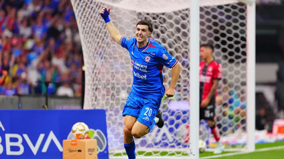 José Paradela con Cruz Azul | IMAGO7