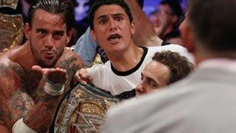 CM Punk "robándose". El campeonato de la WWE en 2011 l wwe.com