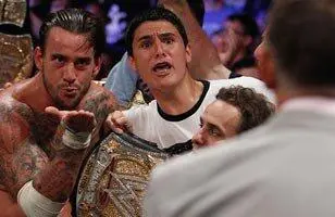 CM Punk "robándose". El campeonato de la WWE en 2011 l wwe.com