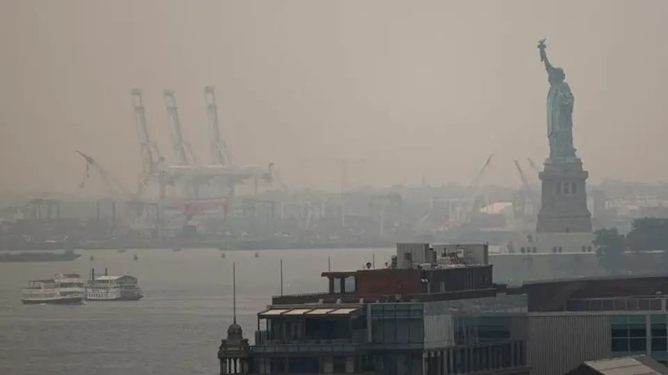 El humo de los incendios activos en Canadá deterioró la calidad del aire en Nueva York, donde las autoridades emitieron alertas sanitarias./ X: @SPENCER PLATT
