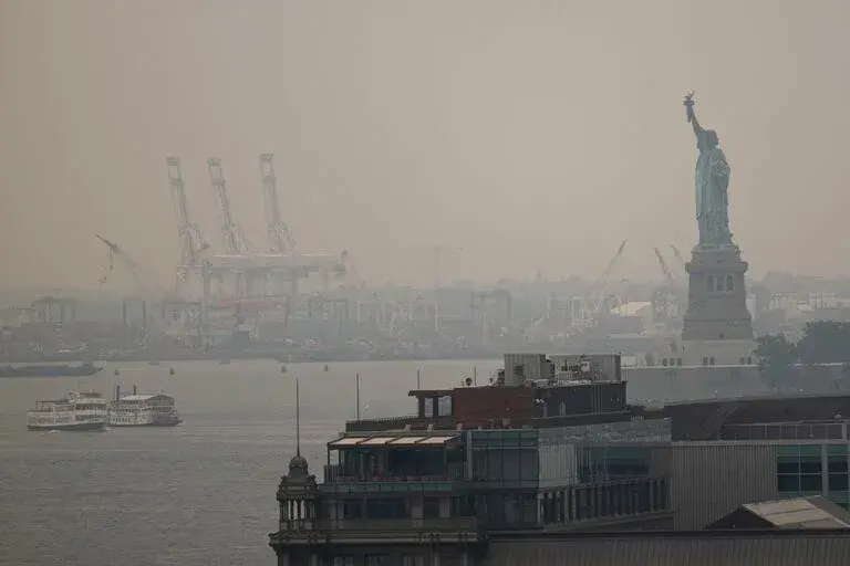 El humo de los incendios activos en Canadá deterioró la calidad del aire en Nueva York, donde las autoridades emitieron alertas sanitarias./ X: @SPENCER PLATT