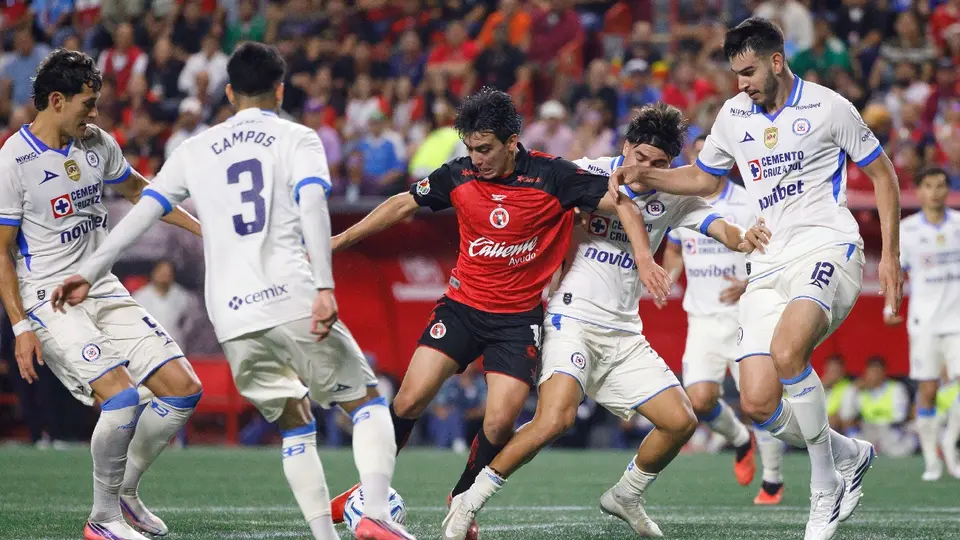 Gilberto Mora ante cuatro futbolistas de Cruz Azul | MEXSPORT