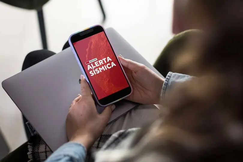 Los celulares compatibles pueden recibir alertas de emergencia sin necesidad de instalar una aplicación./ RS