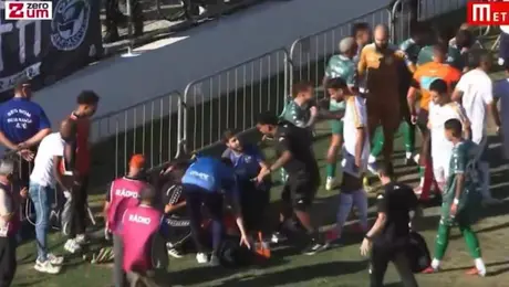 ¡Impacto brutal! Jugador golpea a trabajadora de prensa y la deja inconsciente en Brasil