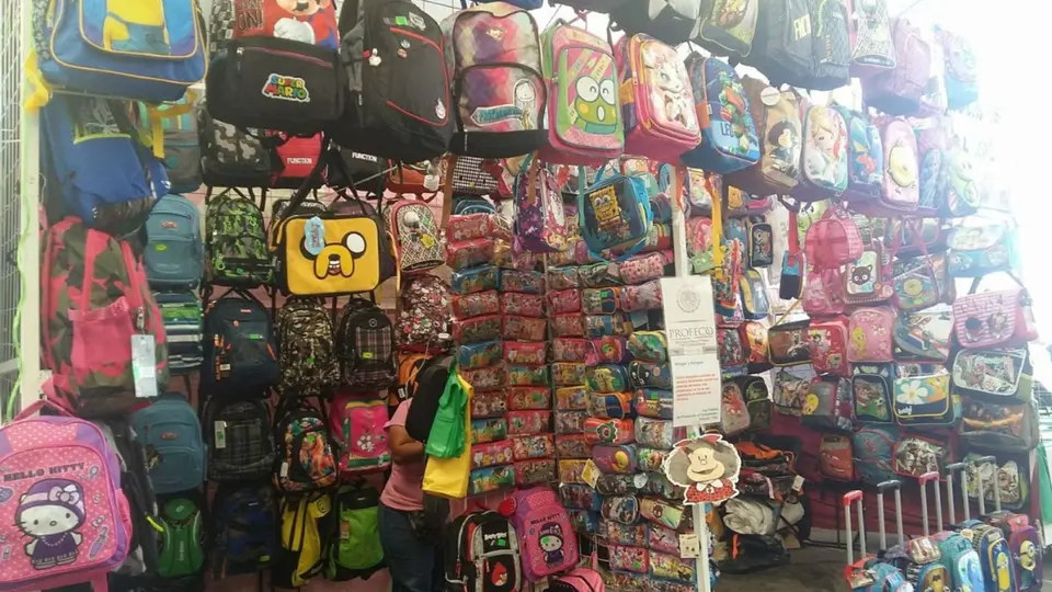 La calle Mesones es uno de los corredores tradicionales de venta de útiles escolares en la Ciudad de México / Especial