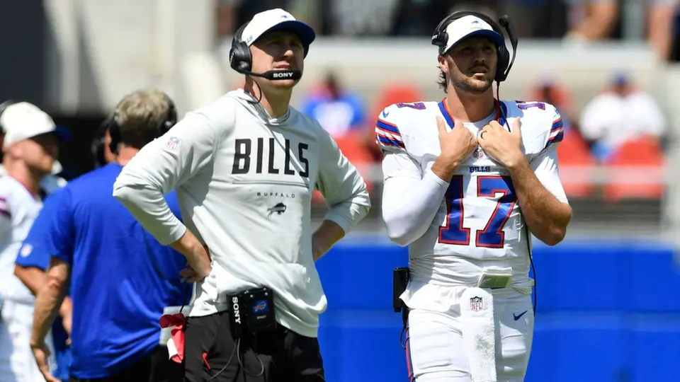 El nuevo head coach de Bills, Joe Brady, junto a Josh Allen | AP
