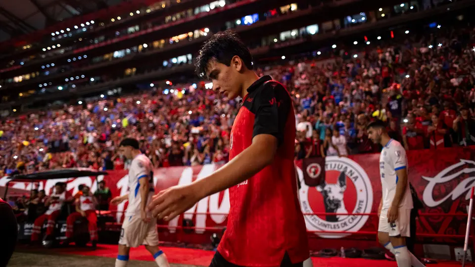 Gilberto Mora en el protocolo de inicio del partido | Imago7