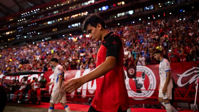Gilberto Mora en el protocolo de inicio del partido | Imago7