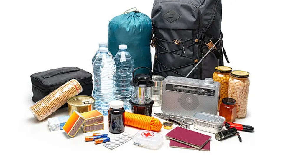 Una mochila de emergencia permite tener a la mano artículos básicos si un sismo obliga a evacuar rápidamente./ Pixabay