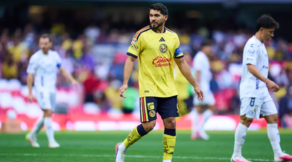 Henry Martín con el oso del torneo | MEXSPORT