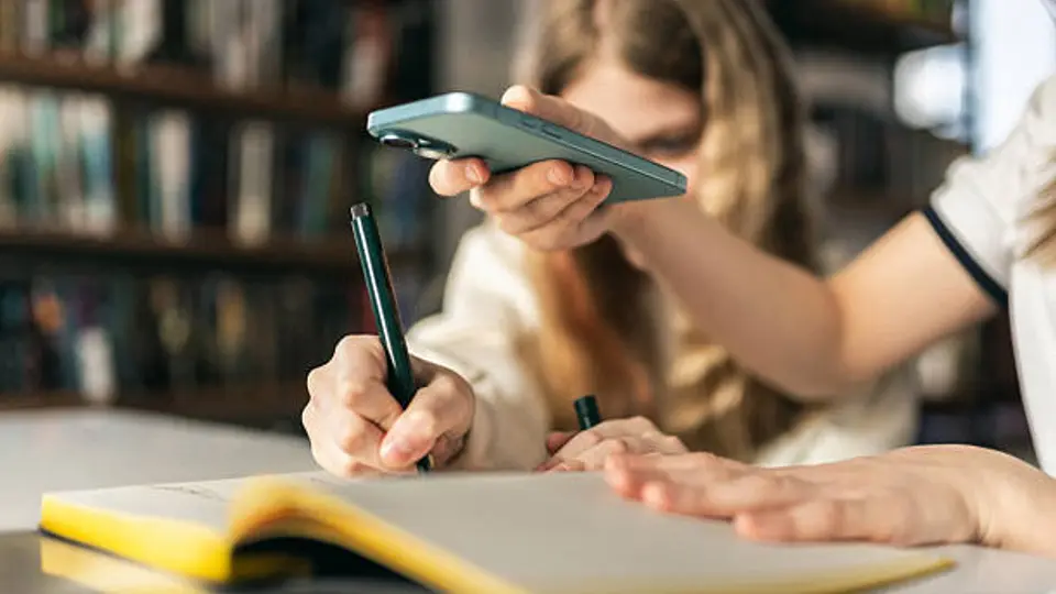 Antes de crear el PDF, los usuarios pueden recortar, girar o eliminar páginas./istock