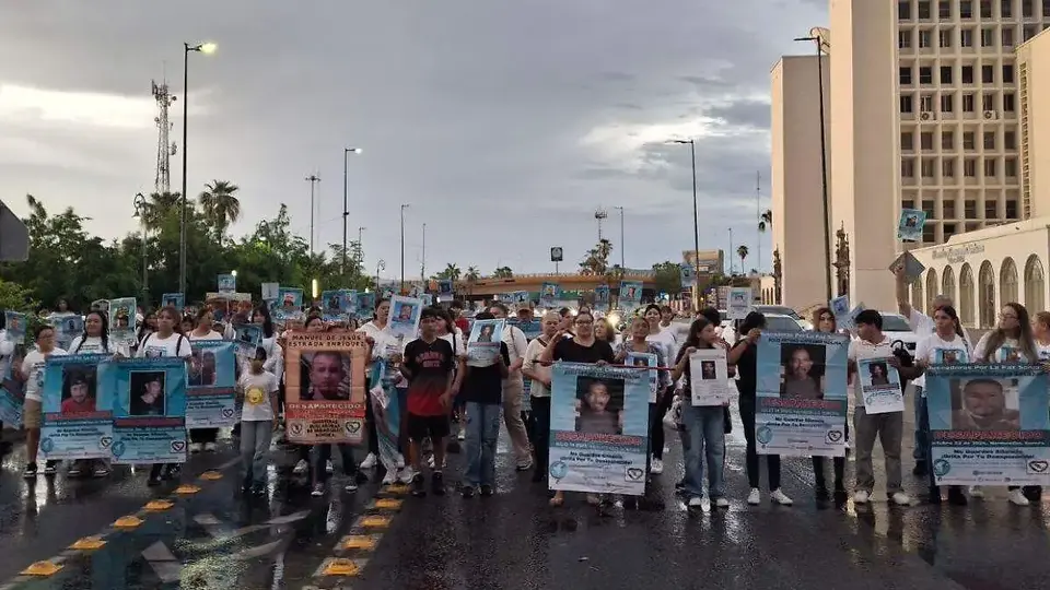 Madres Buscadoras de Sonora pidió llevar fotografías de familiares desaparecidos para mantener sus rostros presentes durante el recorrido./Adal Navarro