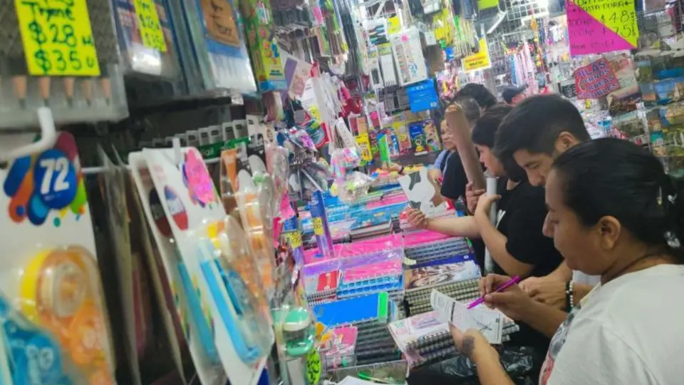 Los artículos escolares chinos pueden encontrarse hasta 70 por ciento más baratos que los productos originales / Cuartoscuro