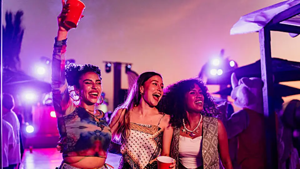 Cantar, bailar y seguir el ritmo junto con otras personas puede fortalecer la sensación de pertenencia durante un concierto./istock