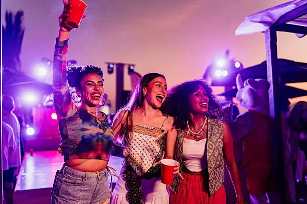 Cantar, bailar y seguir el ritmo junto con otras personas puede fortalecer la sensación de pertenencia durante un concierto./istock