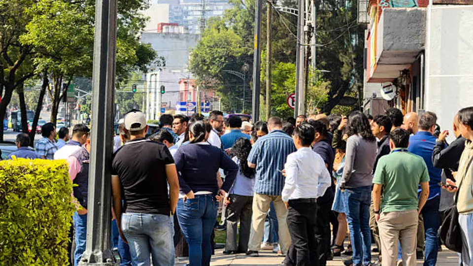 El Cenapred recomienda conocer previamente las rutas de evacuación y contar con un plan familiar de Protección Civil./ Pixabay