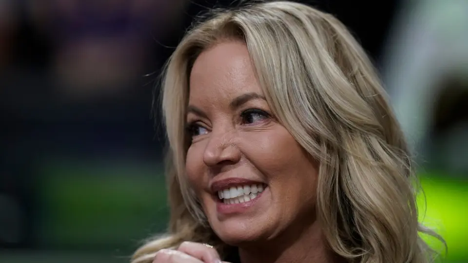 Jeanie Buss queda fuera de los Lakers tras la venta de la participación de la familia Buss