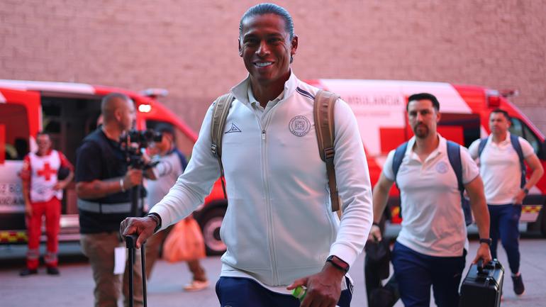 Joel Huiqui llegando al Estadio Caliente | Imago7