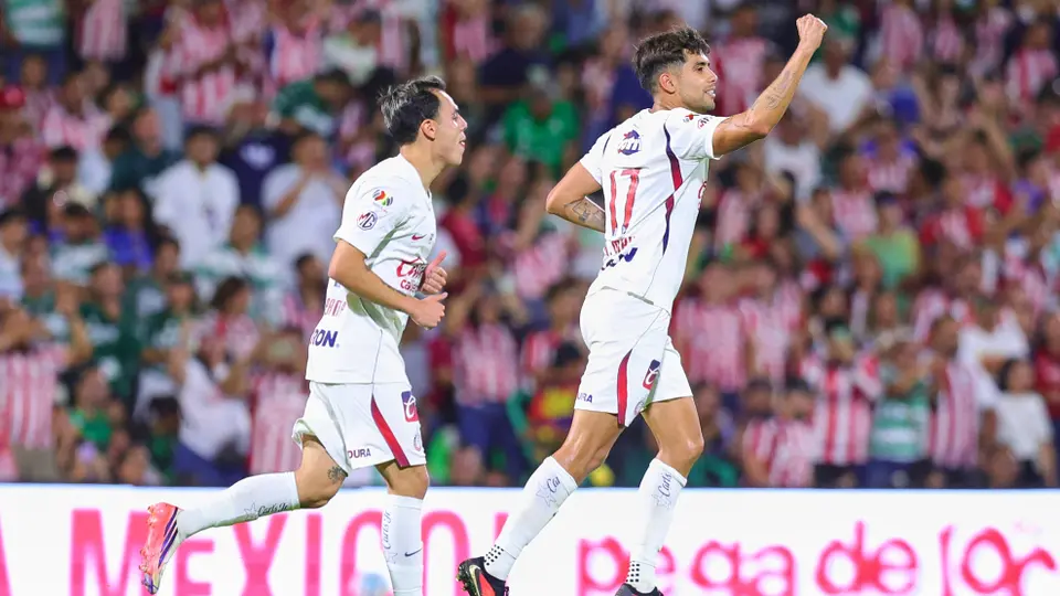 Ricardo Marín marca de penal y adelanta a Chivas ante Santos | MEXSPORT