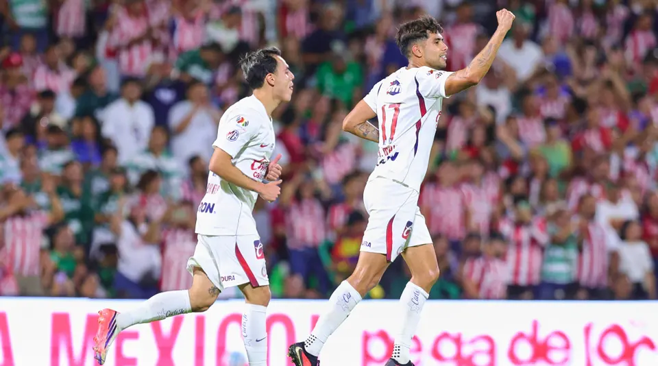 Ricardo Marín marca de penal y adelanta a Chivas ante Santos | MEXSPORT