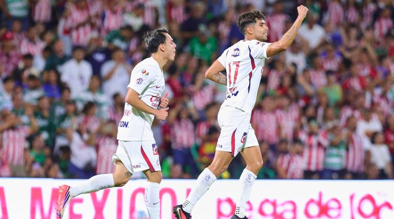 Ricardo Marín marca de penal y adelanta a Chivas ante Santos | MEXSPORT