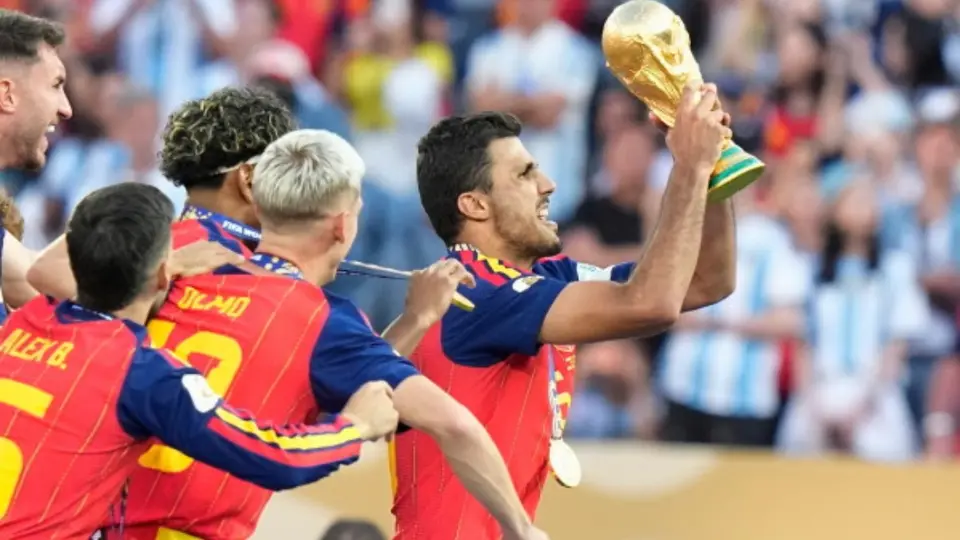 El mediocampista español levanta la Copa del Mundo | AP