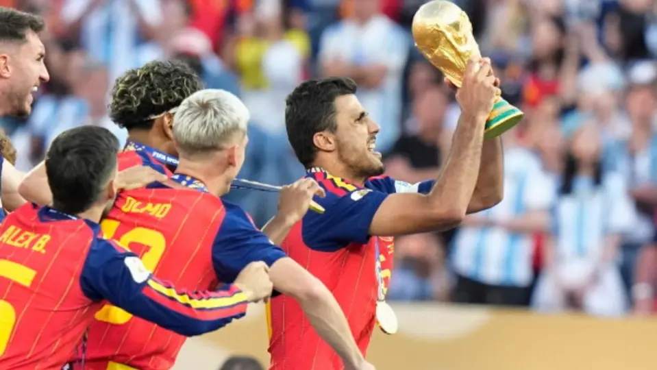 El mediocampista español levanta la Copa del Mundo | AP
