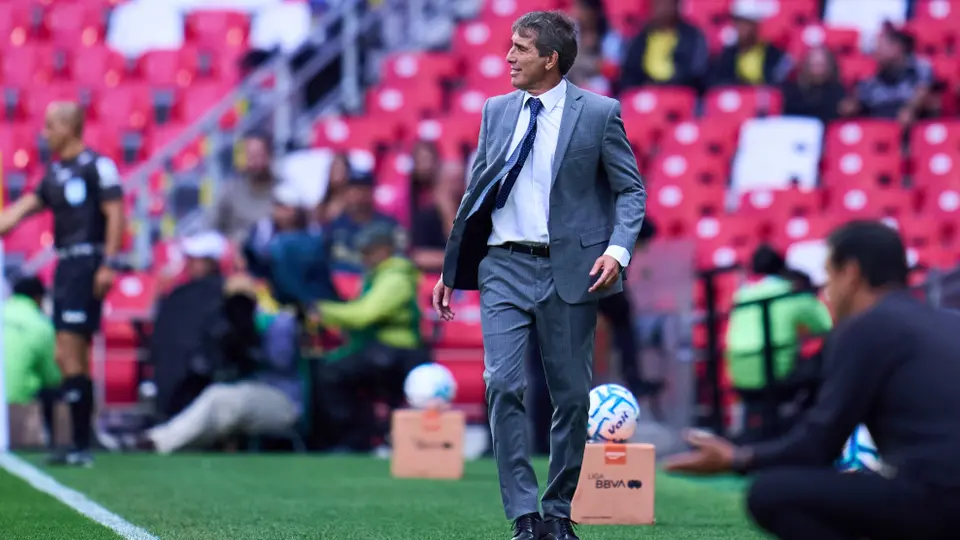 ¡Almada respalda a Veiga! El técnico del América niega regaño y confía en que el brasileño sea el “diferente”