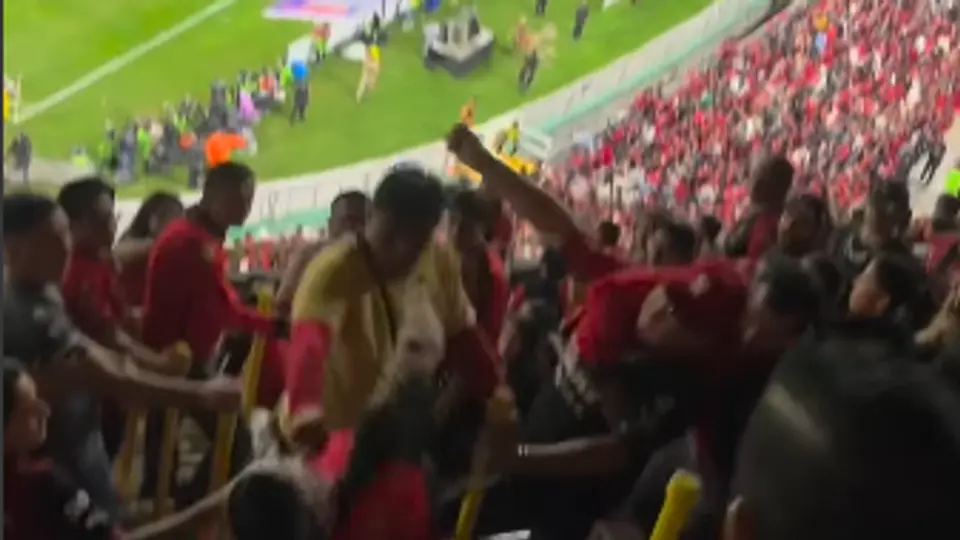 ¡Insólito! Vendedor ambulante arma pelea en las tribunas del Estadio Jalisco
